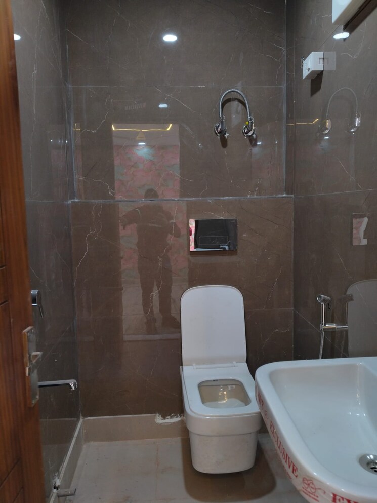 Bathroom, govindpuri 3 Bedroom 908 Sq.Ft. Builder Floor In Govindpuri Delhi 9674744