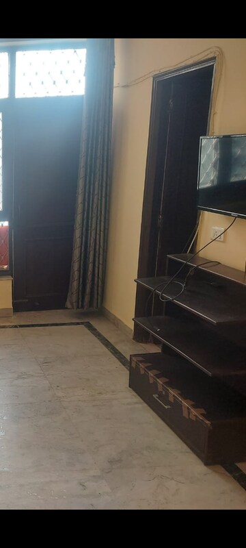 Staircase in 3 BHK Builder Floor at Dlf City Phase 3 – for Rent