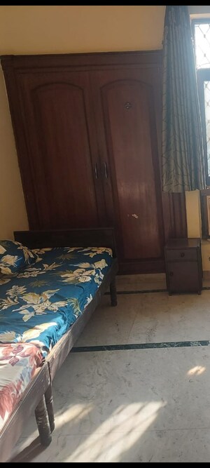 Bedroom in 3 BHK Builder Floor at Dlf City Phase 3 – for Rent