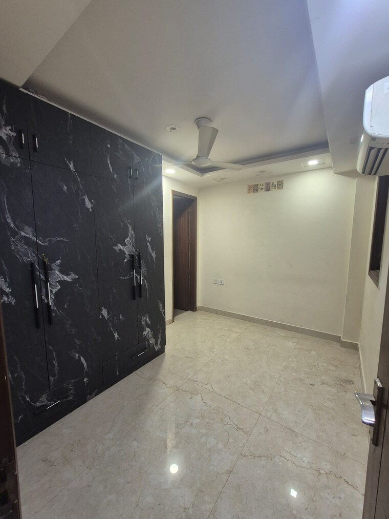 Room, govindpuri 3 Bedroom 908 Sq.Ft. Builder Floor In Govindpuri Delhi 9674774
