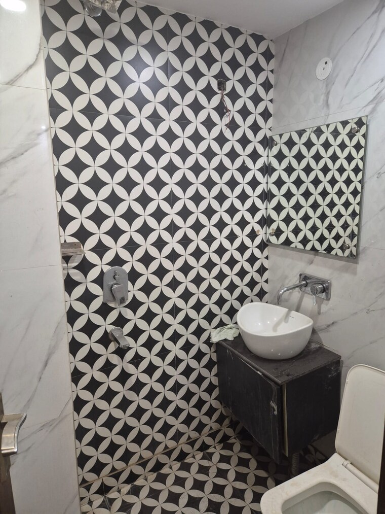 Bathroom, govindpuri 3 Bedroom 908 Sq.Ft. Builder Floor In Govindpuri Delhi 9674774