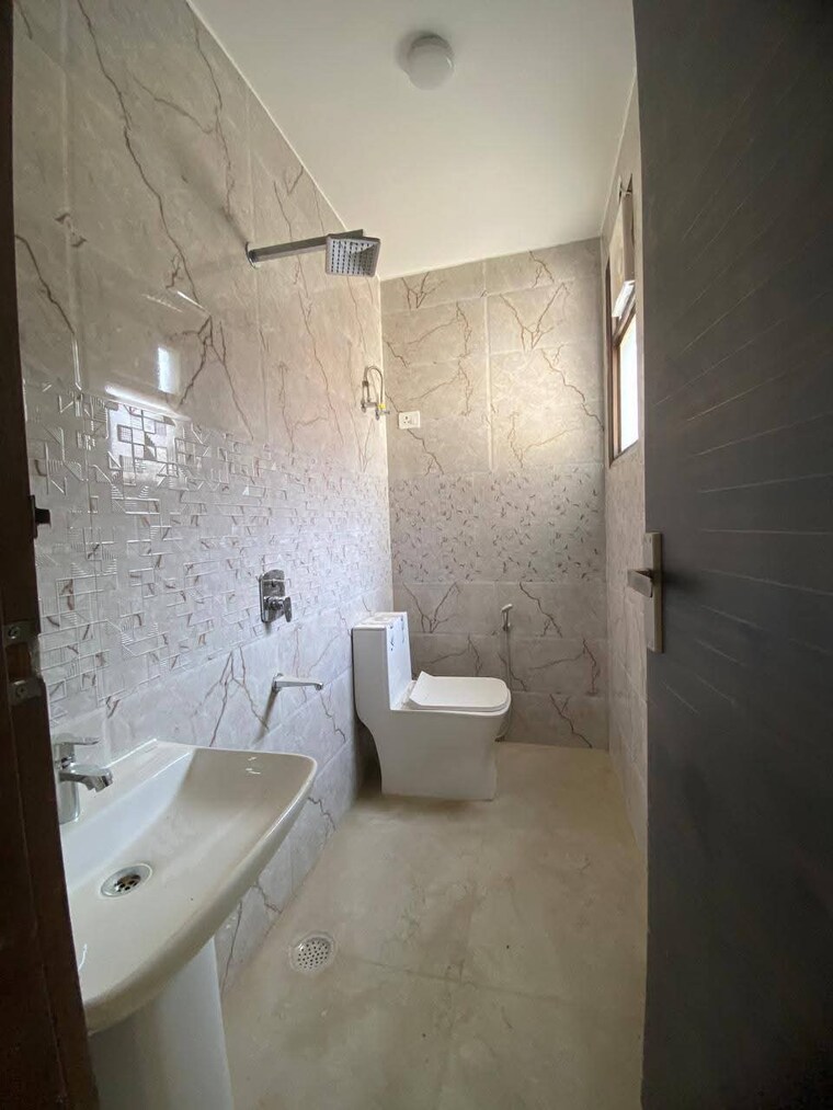 Bathroom, chattarpur 2 Bedroom 1000 Sq.Ft. Apartment In Chattarpur Delhi 9675303