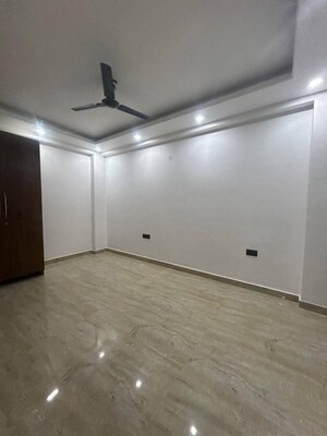 Room in 3 BHK Apartment at Maidan Garhi – for Rent