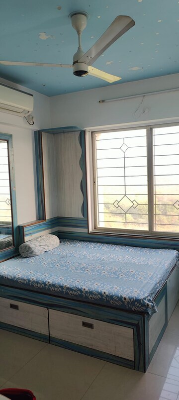 Room in 2 BHK Apartment at Palladium Homes, Dhanori – for Rent