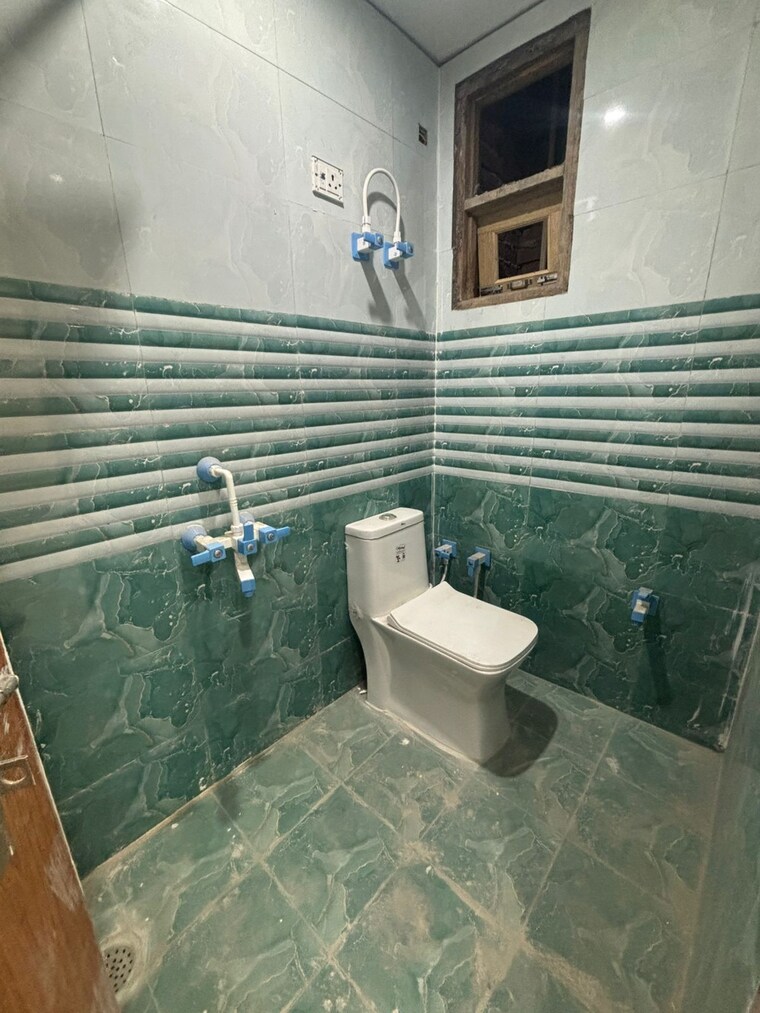 Bathroom, samridhi-luxury-homes Studio 700 Sq.Ft. Builder Floor In Baraula Noida 9675444