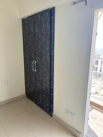 Room in 2.5 BHK Apartment at Samridhi Luxuriya Avenue, Sector 150 – for Rent