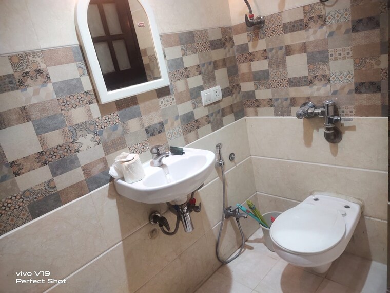 Bathroom, east of kailash 3 Bedroom 125 Sq.Yd. Builder Floor In East Of Kailash Delhi 9675569
