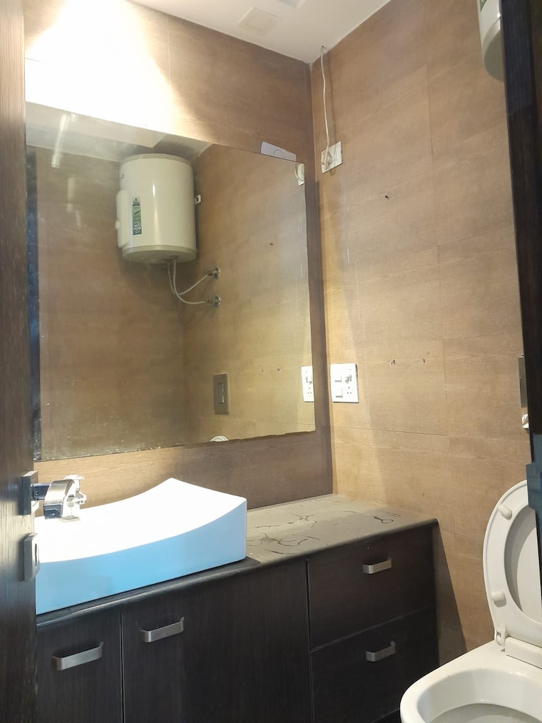 Bathroom, greater kailash i 3 Bedroom 1800 Sq.Ft. Builder Floor In Greater Kailash I Delhi 9675567