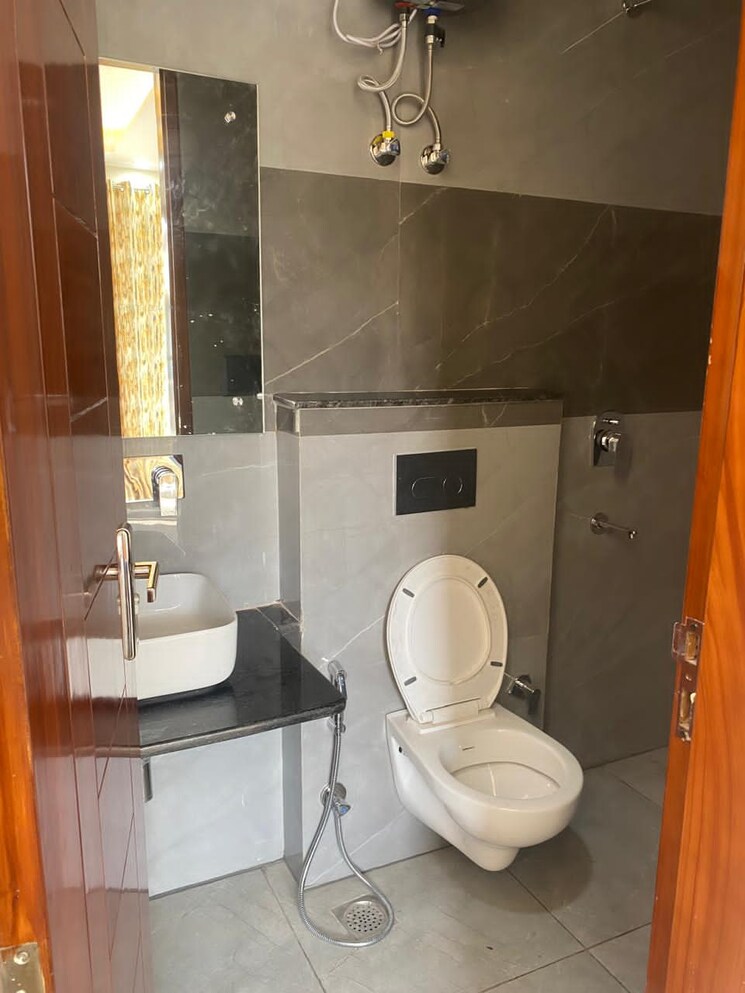 Bathroom, ardee-mall 2 Bedroom 1500 Sq.Ft. Builder Floor In Sector 52 Gurgaon 9675583