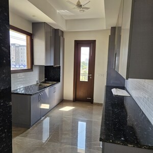 Kitchen in 3.5 BHK Builder Floor at BPTP Amstoria, Sector 102 – for Sale