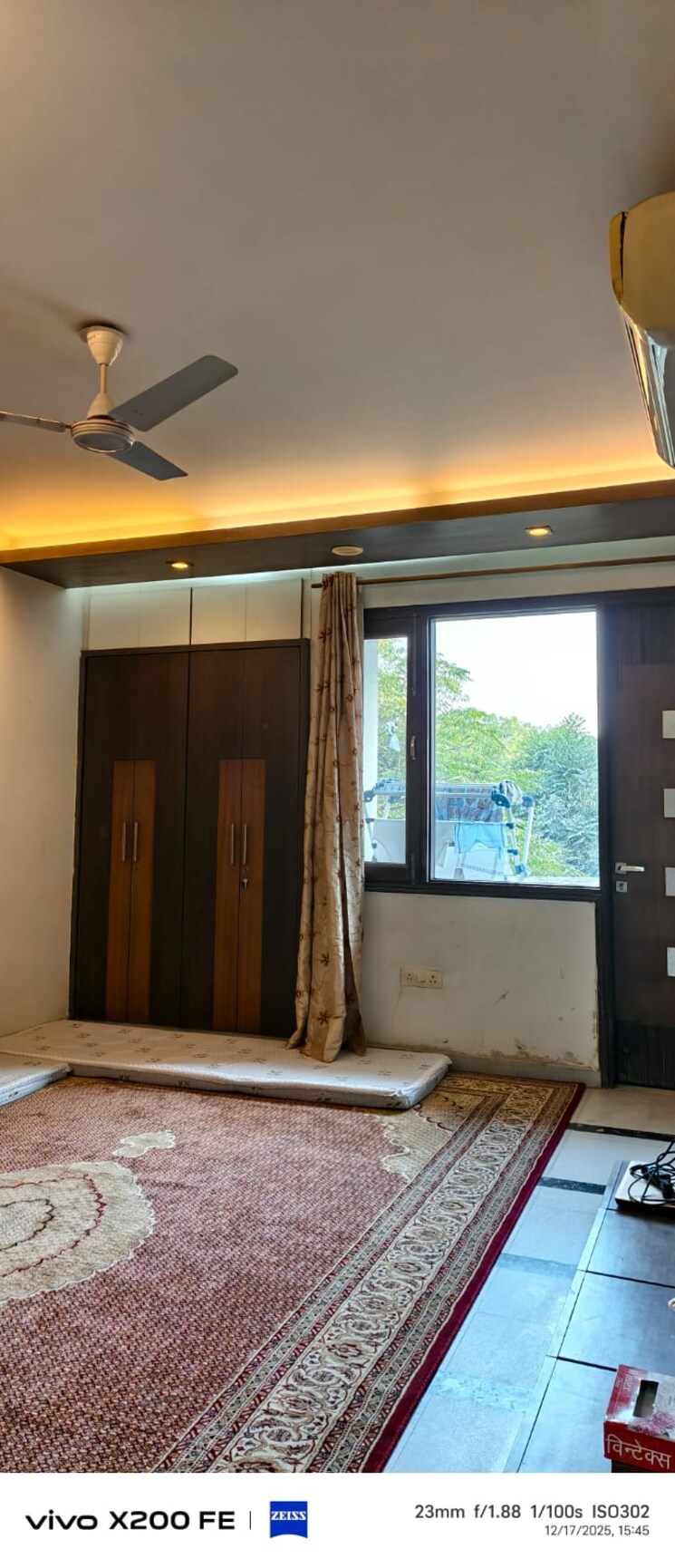 Room, greater kailash 3 Bedroom 300 Sq.Yd. Builder Floor In Greater Kailash Delhi 9675623