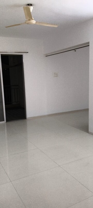 Room in 3 BHK Apartment at Golden Winds, Lohgaon – for Rent