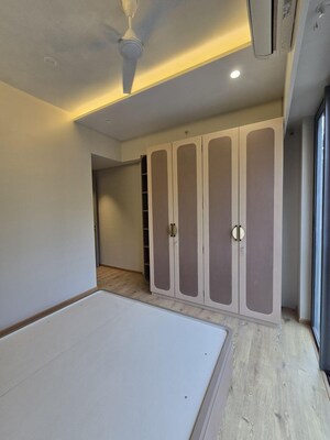 Room in 2 BHK Apartment at Indiabulls Blu, Worli – for Rent