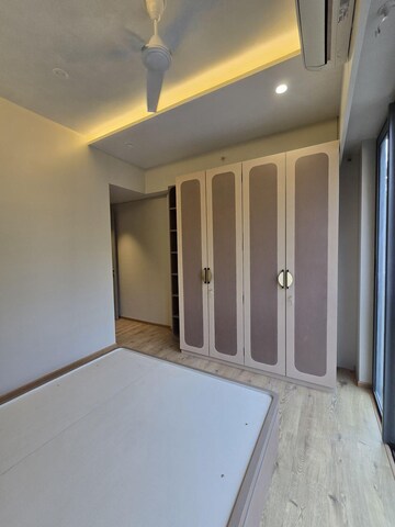 Room in 2 BHK Apartment at Indiabulls Blu, Worli – for Rent