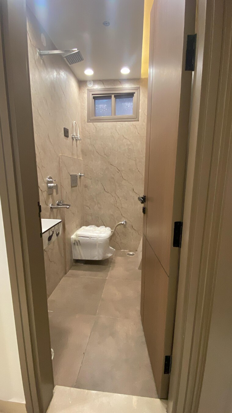 Bathroom, dwarka mor 3 Bedroom 90 Sq.Yd. Builder Floor In Dwarka Mor Delhi 9675762