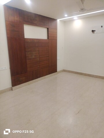 Room in 3 BHK Builder Floor at Panchsheel Enclave – for Rent