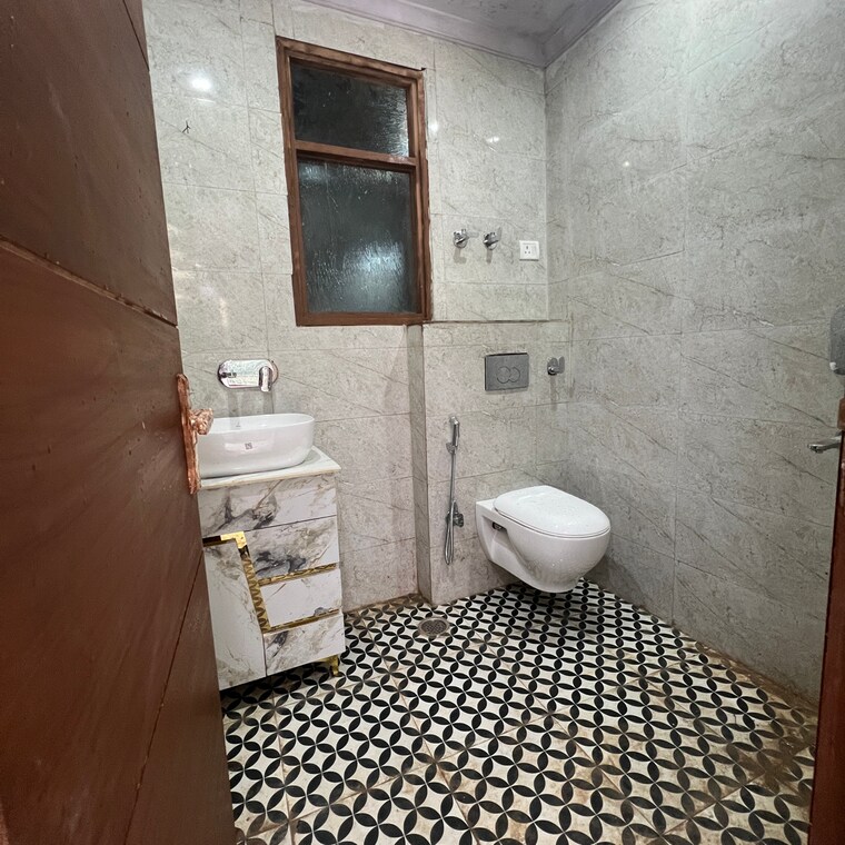 Bathroom, vasant kunj 3 Bedroom 150 Sq.Yd. Builder Floor In Vasant Kunj Delhi 9676163