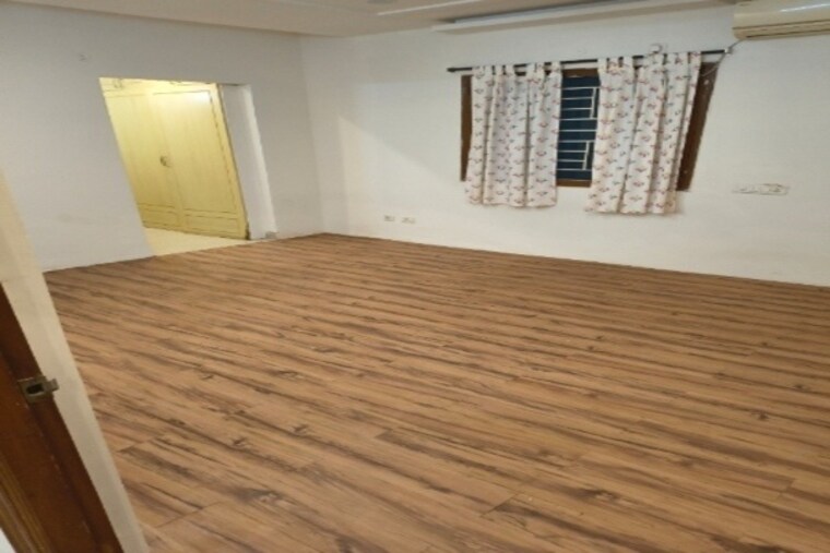 Room, viddhi-tower 2.5 Bedroom 1046 Sq.Ft. Apartment In Mahagunpuram Ghaziabad 9676111