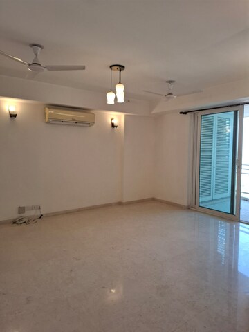 Room in 3.5 BHK Apartment at DLF Park Place, Sector 54 – for Rent