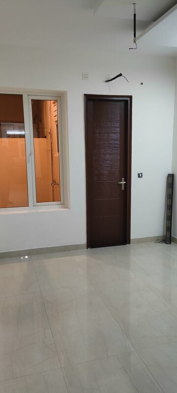 Room in 3 BHK Apartment at Shiva Motia Huys, Pir Machalla – for Sale