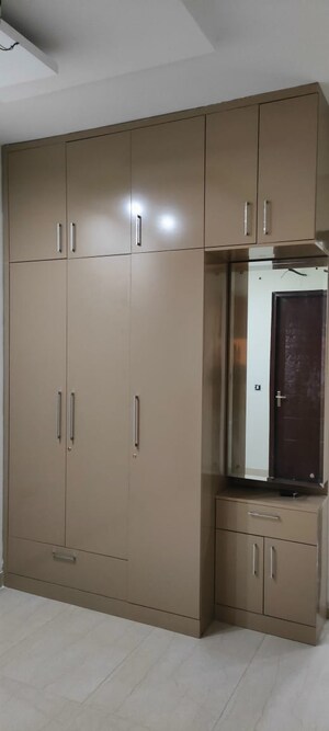 Furnished Amenities in 3 BHK Apartment at Shiva Motia Huys, Pir Machalla – for Sale