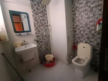 Bathroom in 3 BHK Apartment at Fraser Road Area – for Rent