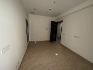Room in 2 BHK Apartment at Gaur Yamuna City 16th Park View, Gaur Yamuna City – for Rent
