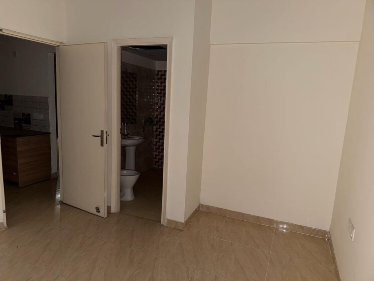 Room, gaur-yamuna-city-16th-park-view 2 Bedroom 1000 Sq.Ft. Apartment In Gaur Yamuna City Greater Noida 9676937