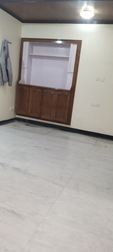 Room in 3.5 BHK Builder Floor at Mayur Vihar Phase 1 – for Rent