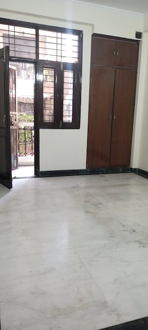 Room in 3.5 BHK Builder Floor at Mayur Vihar Phase 1 – for Rent
