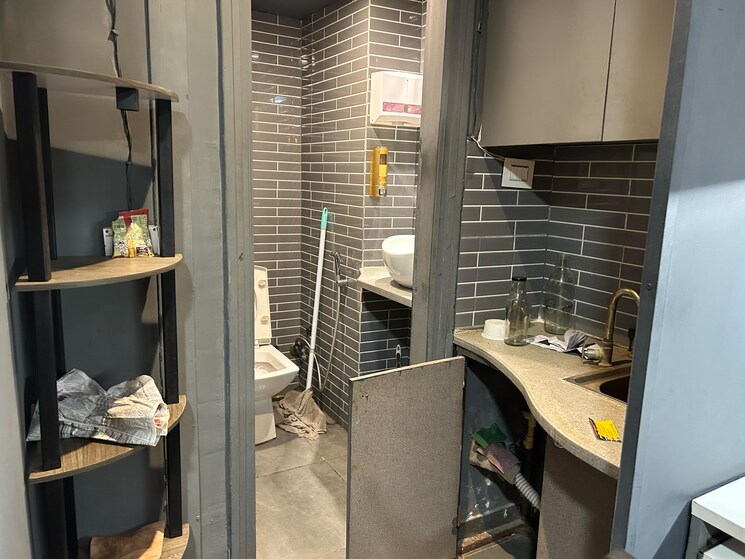 Team Area, netaji subhash place Commercial Office Space 627 Sq.Ft. In Netaji Subhash Place Delhi 9677004