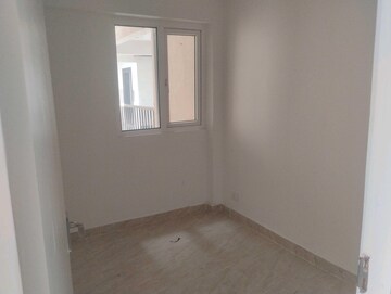 Room in 2 BHK Apartment at Gaur Yamuna City 16th Park View, Gaur Yamuna City – for Rent