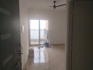 Room in 2 BHK Apartment at Gaur Yamuna City 16th Park View, Gaur Yamuna City – for Rent