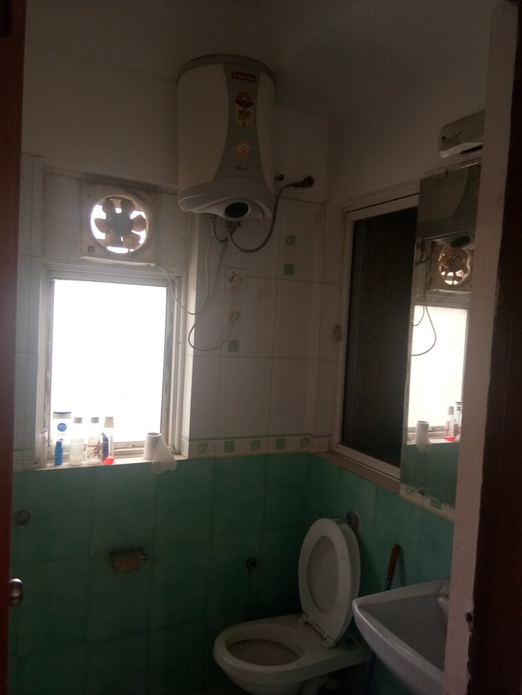 Bathroom, dlf-regency-park-i 2 Bedroom 1106 Sq.Ft. Apartment In Dlf Phase iv Gurgaon 9677097