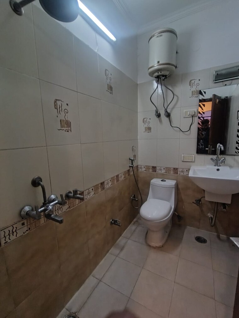 Bathroom, sector 22 3 Bedroom 2200 Sq.Ft. Builder Floor In Sector 22 Gurgaon 9677186