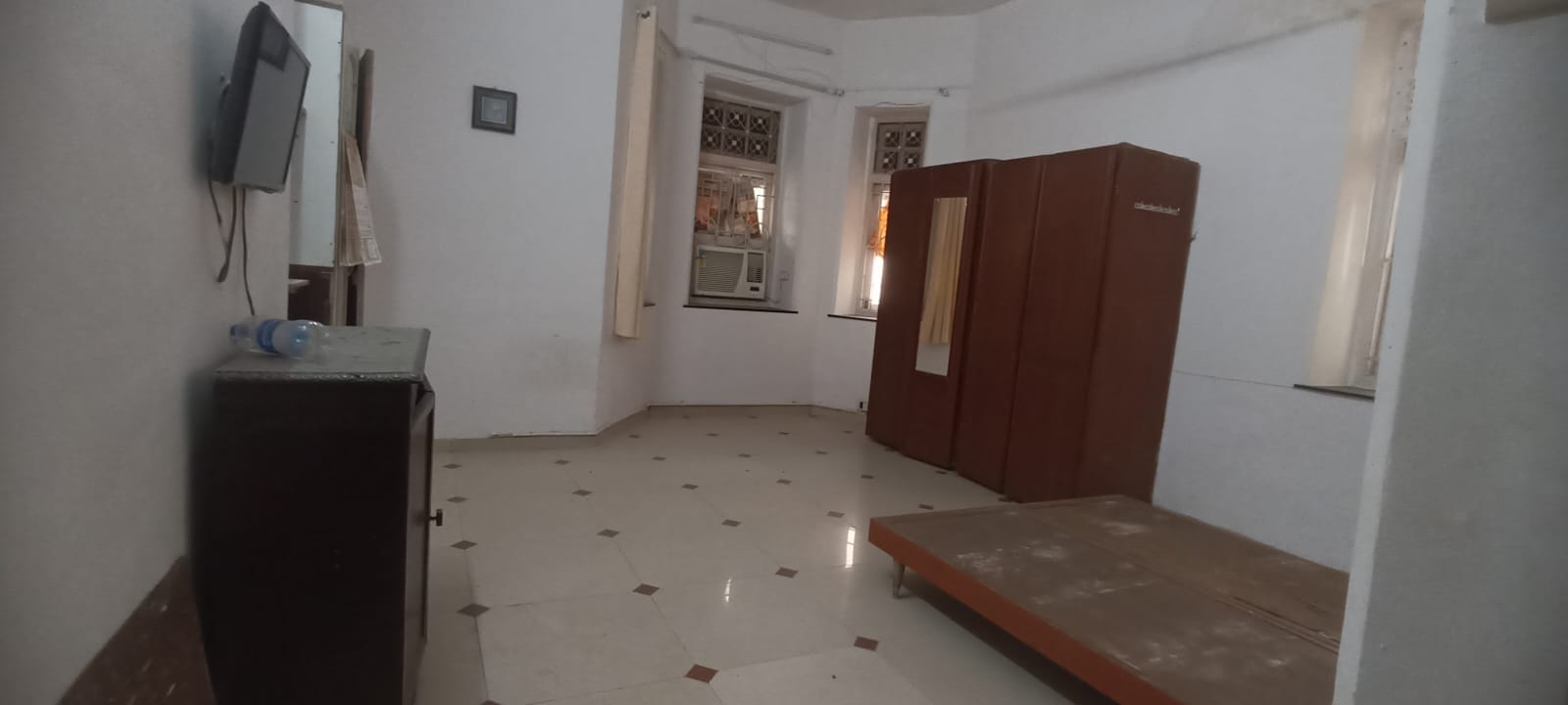 1 BHK + Extra Room Apartment For Rent in Colaba 