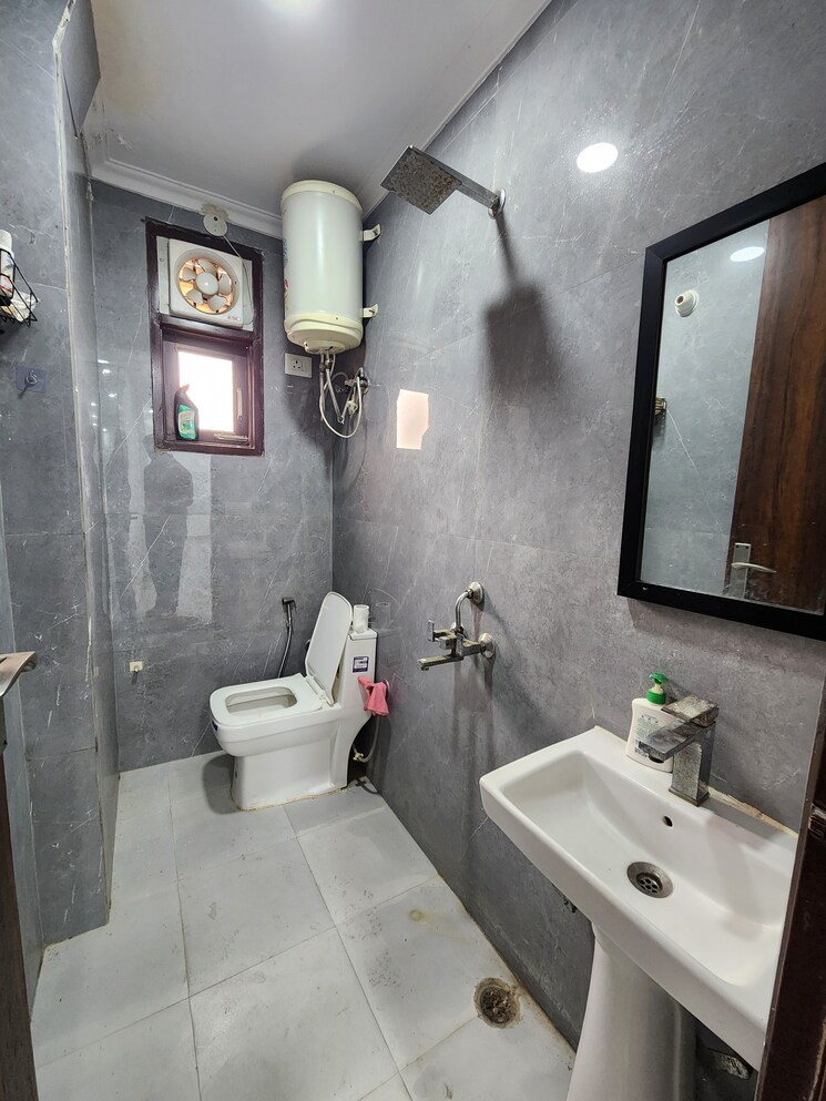 Attached Bathroom, chattarpur 2 Bedroom 650 Sq.Ft. Builder Floor In Chattarpur Delhi 9677661