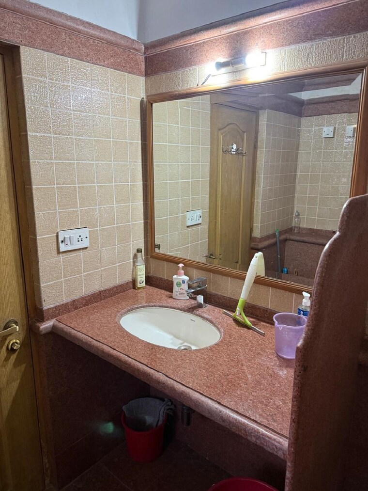 Team Area, bandra west 1 Bedroom 650 Sq.Ft. Apartment In Bandra West Mumbai 9677613