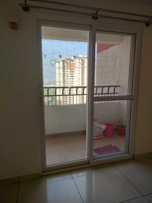 Room in 2 BHK Apartment at Prestige Lakeside Habitat, Varthur – for Rent