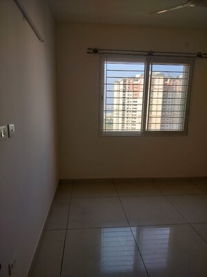 Room in 2 BHK Apartment at Prestige Lakeside Habitat, Varthur – for Rent