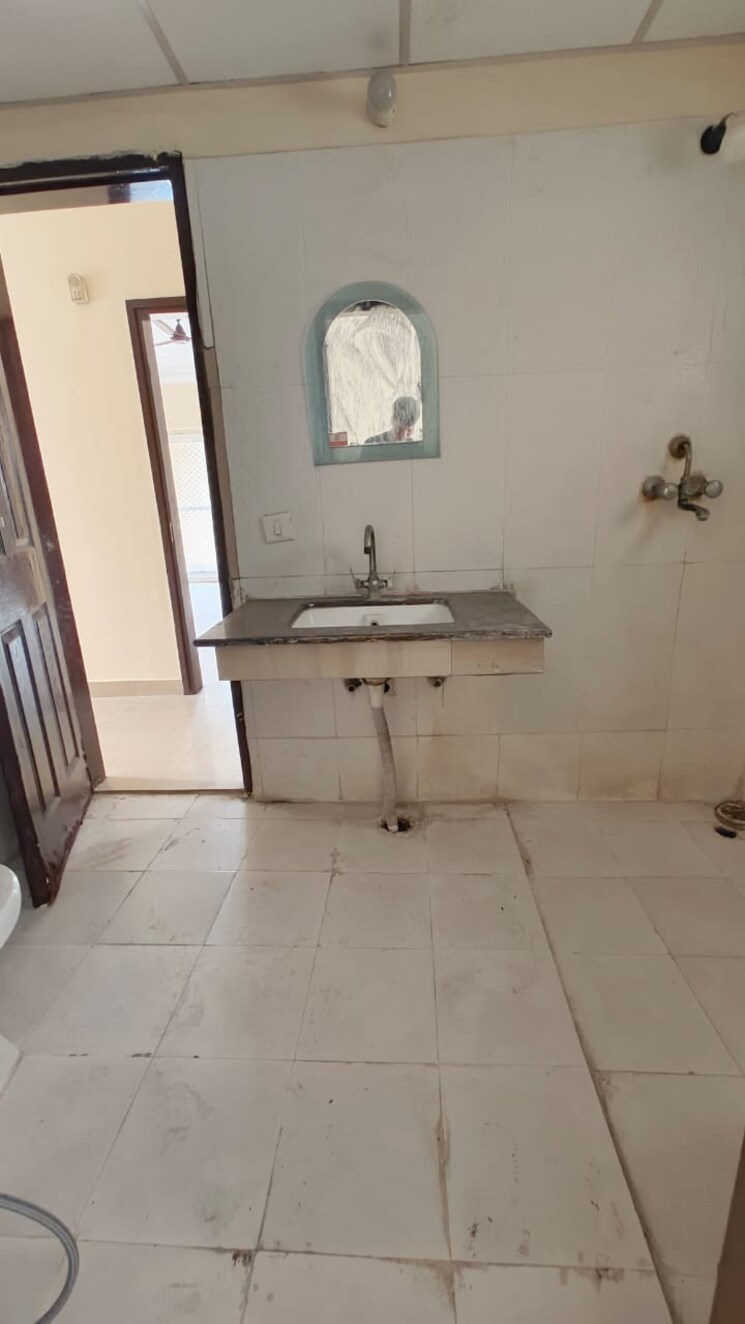 Bathroom, paramount-floraville 3.5 Bedroom 1685 Sq.Ft. Apartment In Sector 137 Noida 9678045