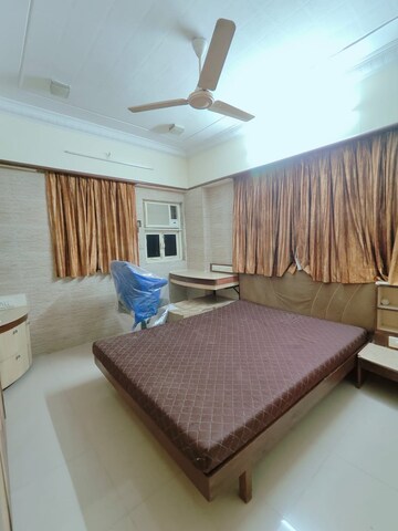 Bedroom in 2 BHK Apartment at Khar West – for Rent