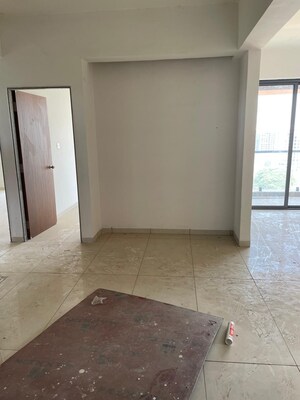 Room in 3 BHK Apartment at New Alkapuri – for Sale