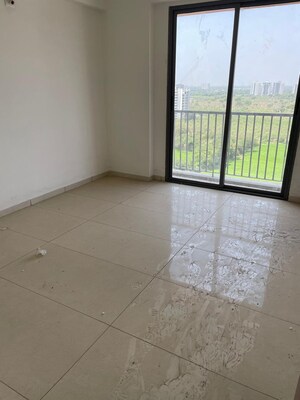 Room in 3 BHK Apartment at New Alkapuri – for Sale