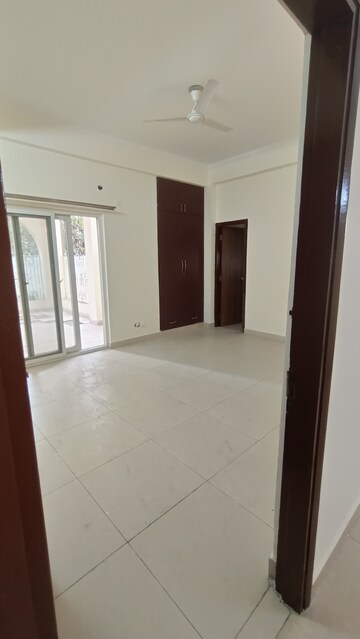 Room in 3 BHK Apartment at Sunshine Helios, Sector 78 – for Rent