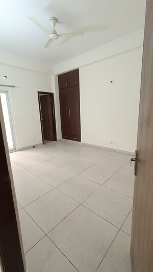 Room in 3 BHK Apartment at Sunshine Helios, Sector 78 – for Rent