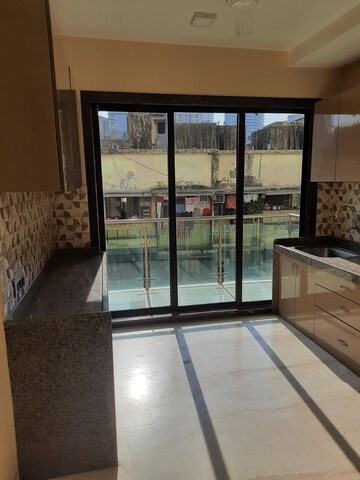 Room in 2 BHK Apartment at Tardeo – for Rent