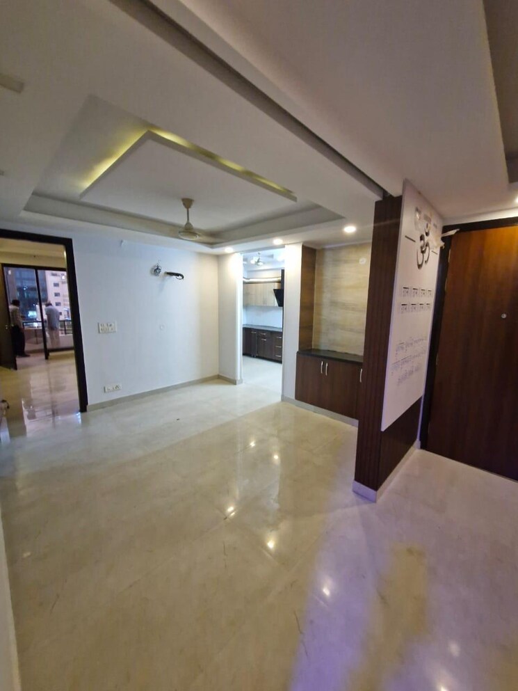 Room, kirti nagar 4 Bedroom 300 Sq.Yd. Builder Floor In Kirti Nagar Delhi 9678705