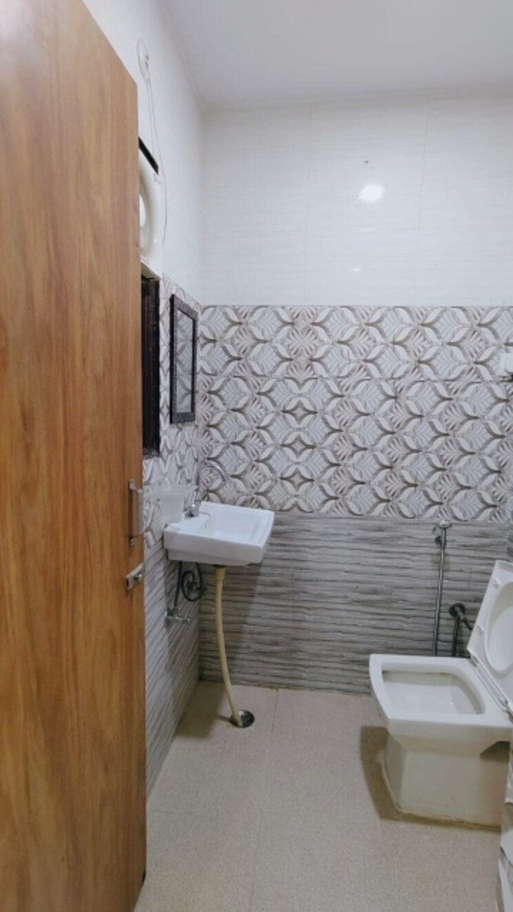 Bathroom, vipul-square Studio 400 Sq.Ft. Builder Floor In Sushant Lok I Gurgaon 9678869