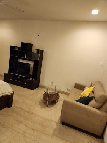 Living Room in 4 BHK Apartment at DLF The Belaire, Sector 54 – for Rent